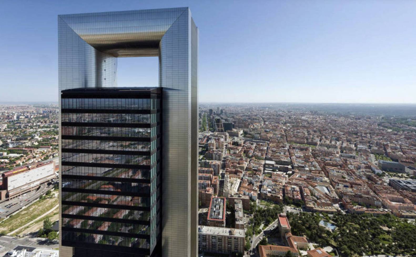 ¿Cuánto hay que ganar al año para comprar un piso en el centro de Madrid? Las zonas más caras y más baratas